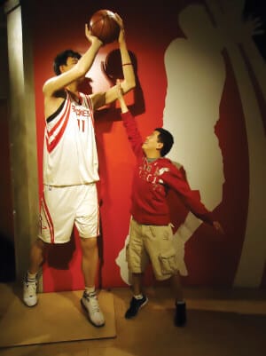 Kevin Lee visits Yao Ming's statue at the wax museum